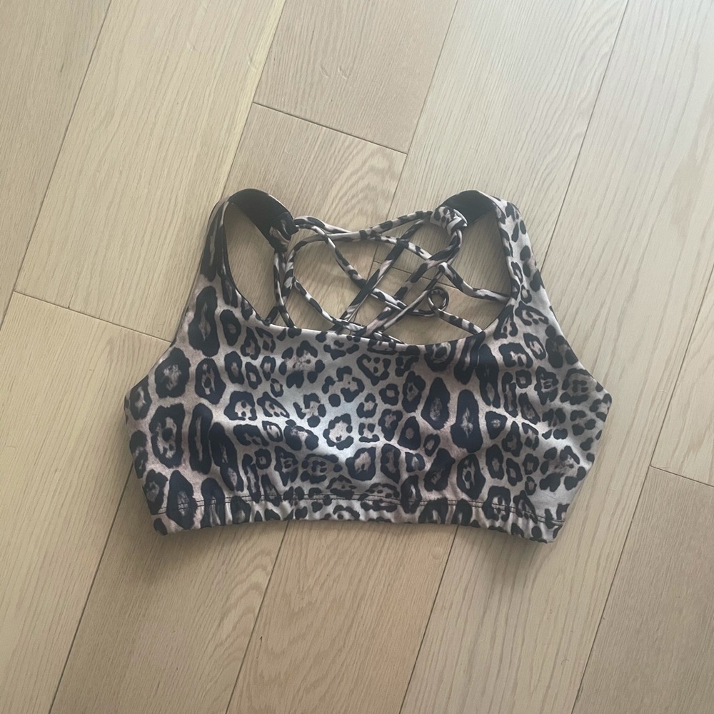 NWOT Onzie Chic Bra in Leopard